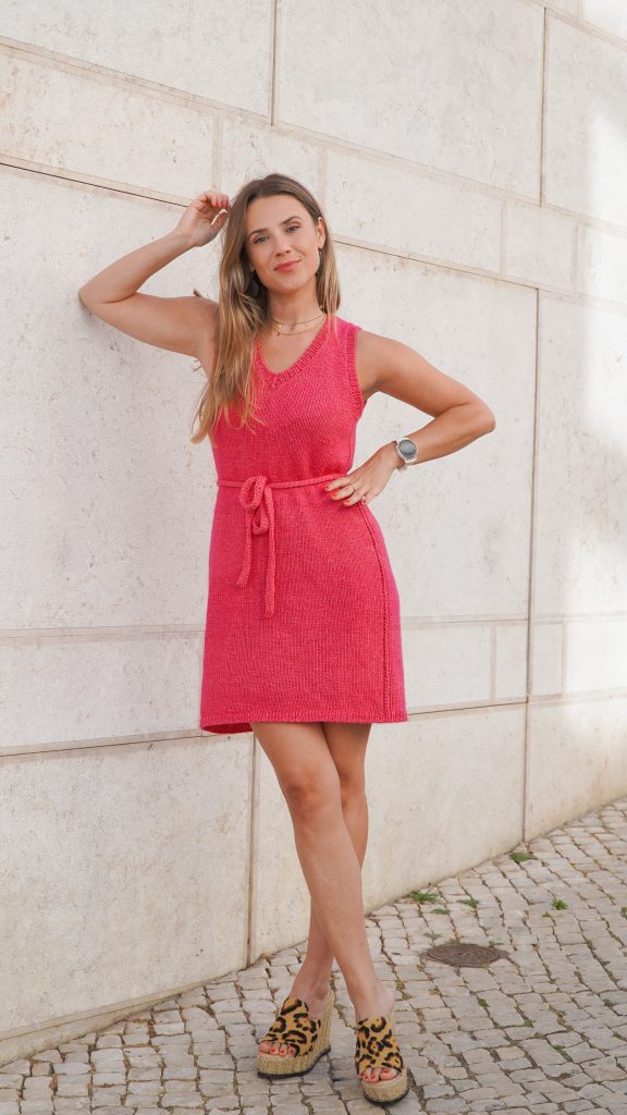 Modernes Strickkleid mit V-Ausschnitt stricken