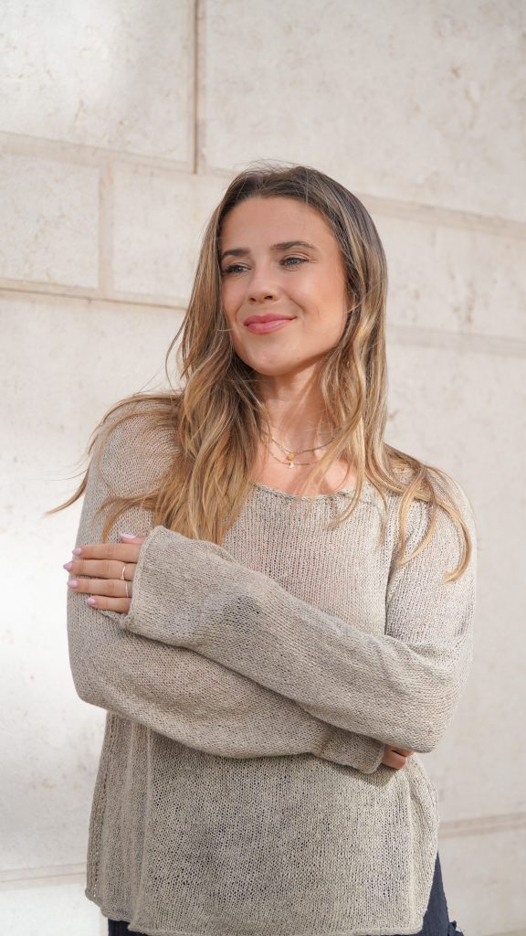 Sommerpullover stricken mit dekorativen Raglanlinien und I-Cord-Rand